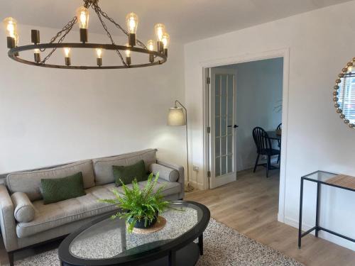 Paisley House | Modern 3 bed home by Glasgow airport