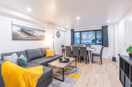 West Ham House | Modern 3 Bed House near Stratford & Excel - Sleeps 8 Guests