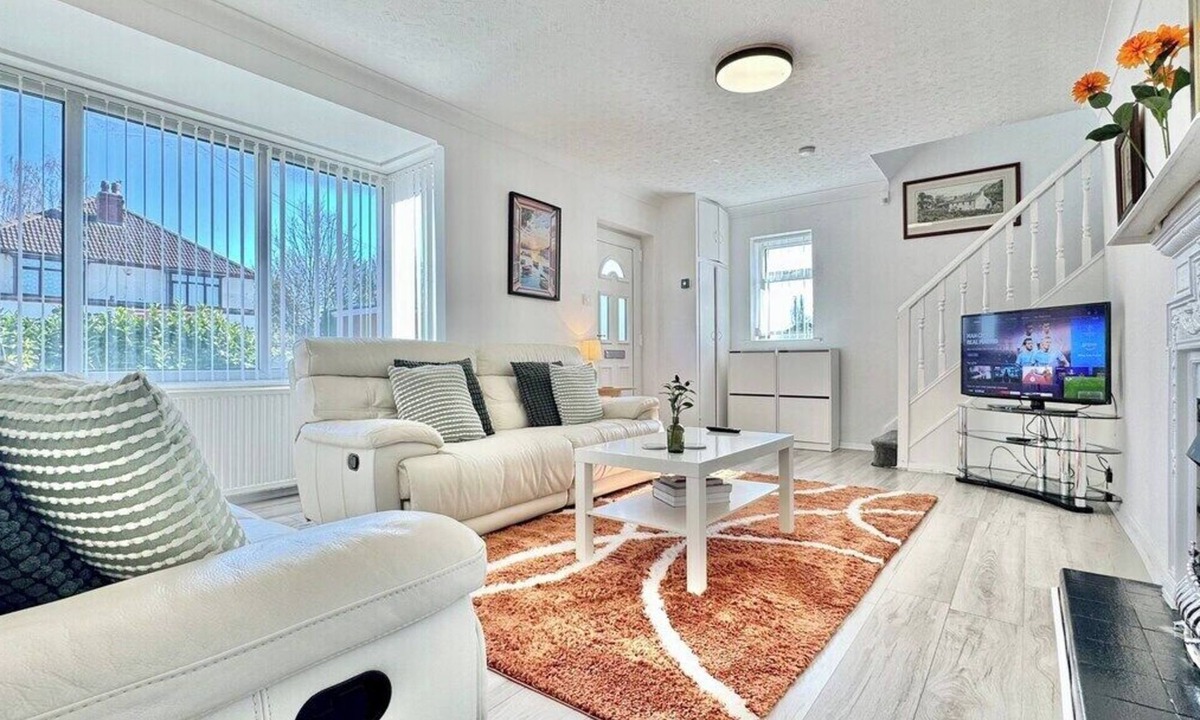 Doncaster House | Modern 3 Bedroom Home | 4 Beds | Private Parking