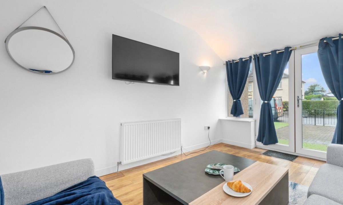 Rutherglen House | Modern 3 bedroom house with private parking, modern kitchen and easy access around Glasgow