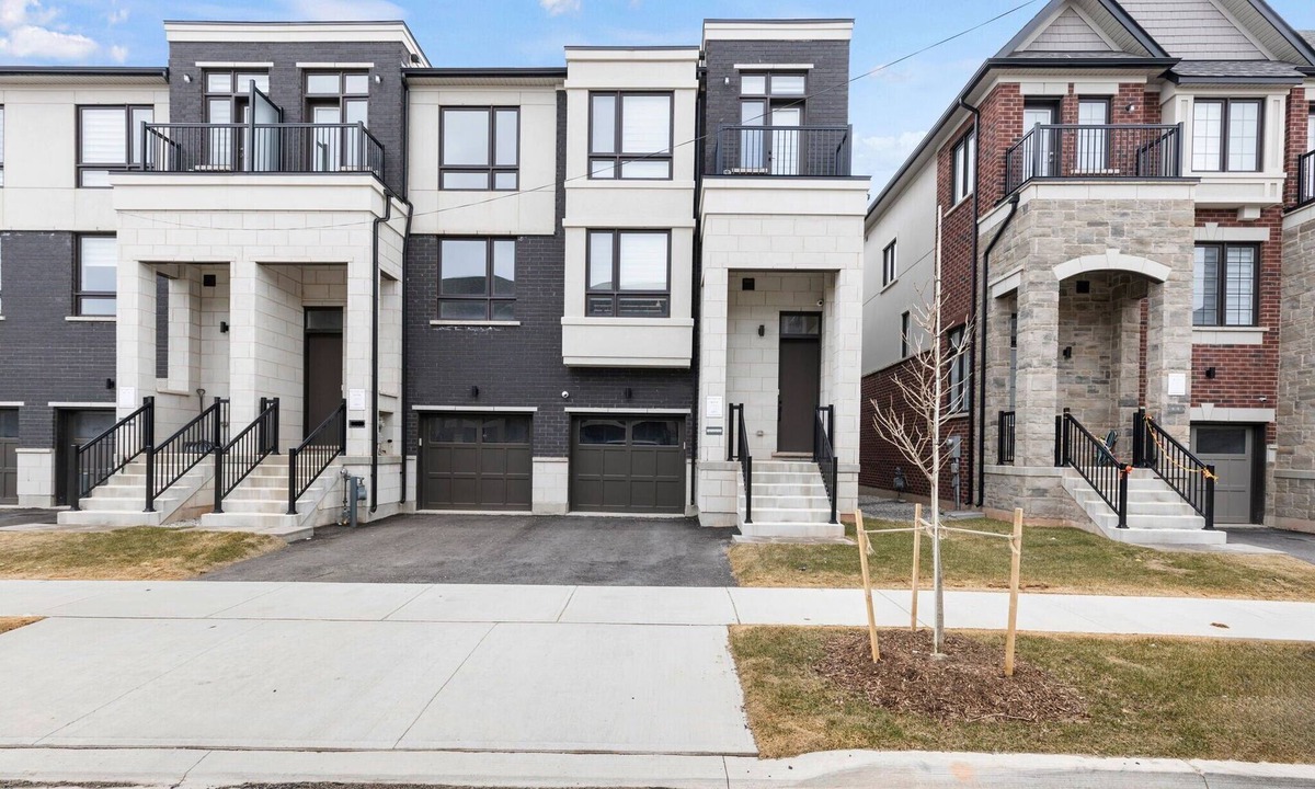 Oakville House | Modern 3-Story 4BR Townhome with Parking