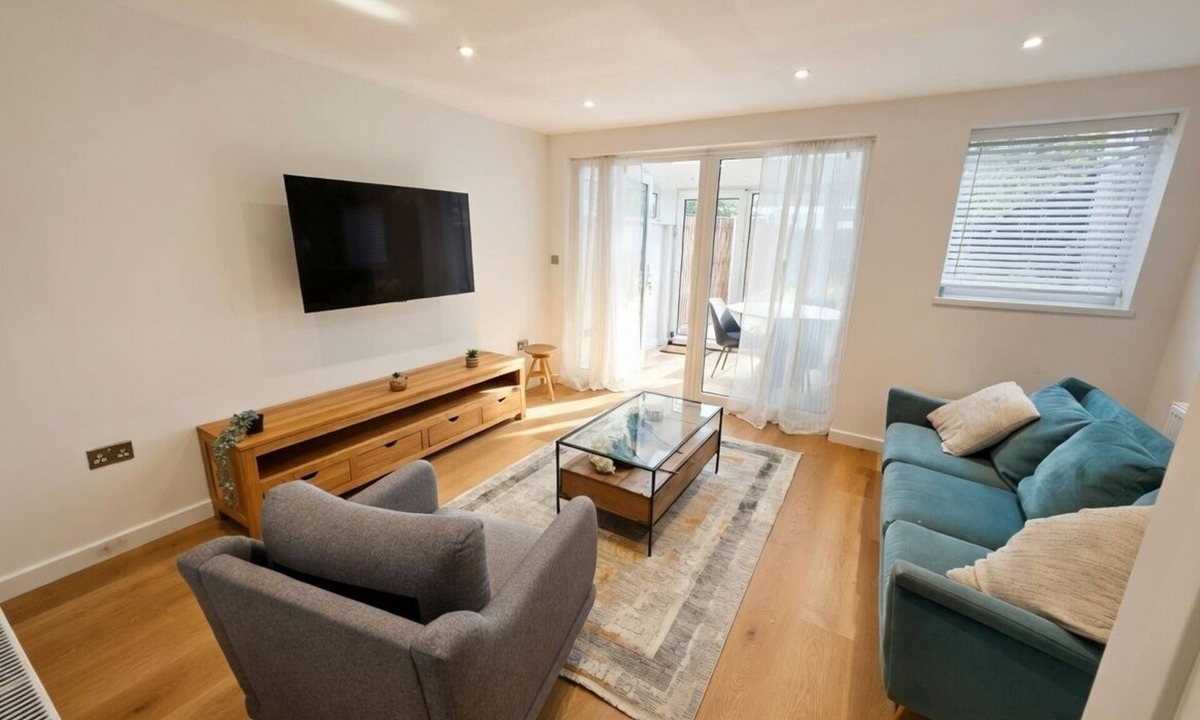 Hemel Hempstead House | Modern 3BR Home - Super King, Office & Garden