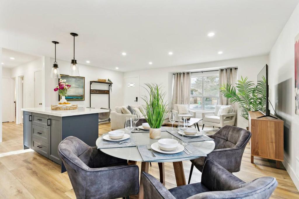 Cooksville House | Modern 3BR Home, Minutes to Lake & Port Credit