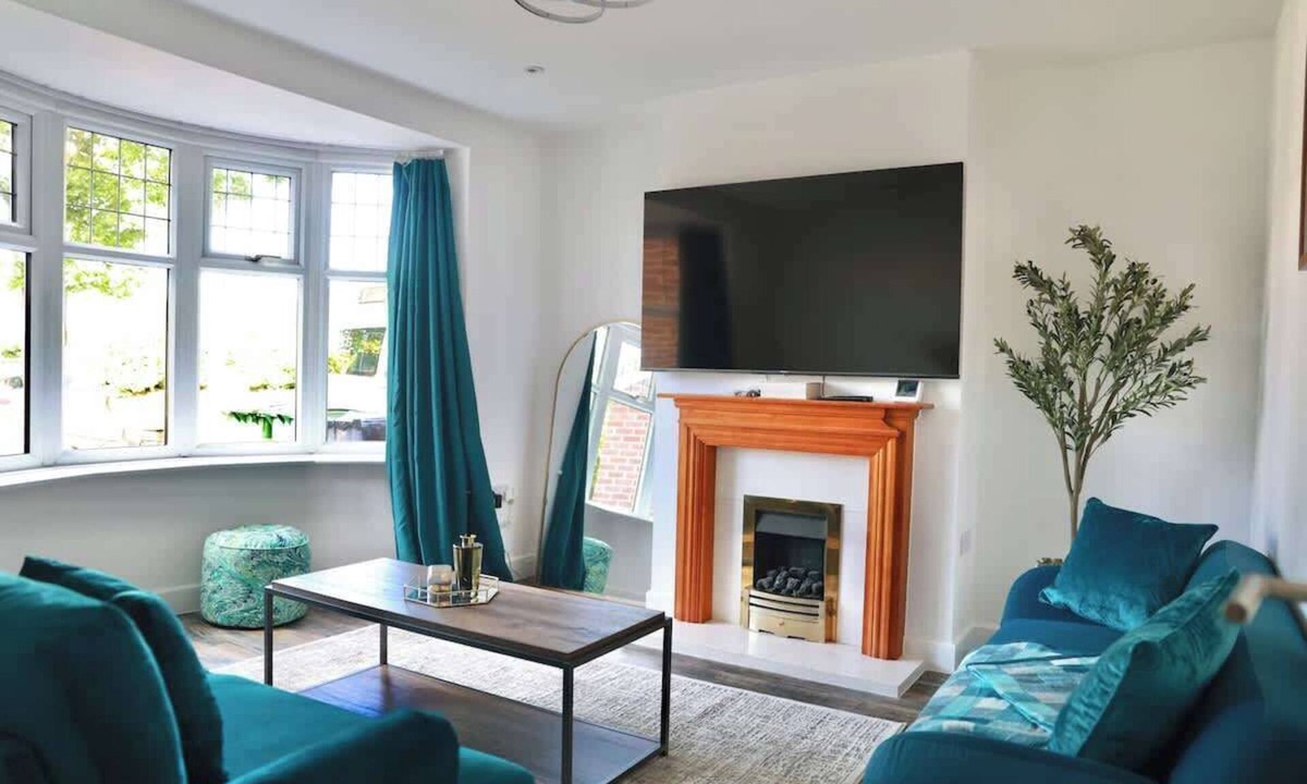 Maidstone House | Modern 3BR | Near Mote Park | Wi-Fi & Free Parking