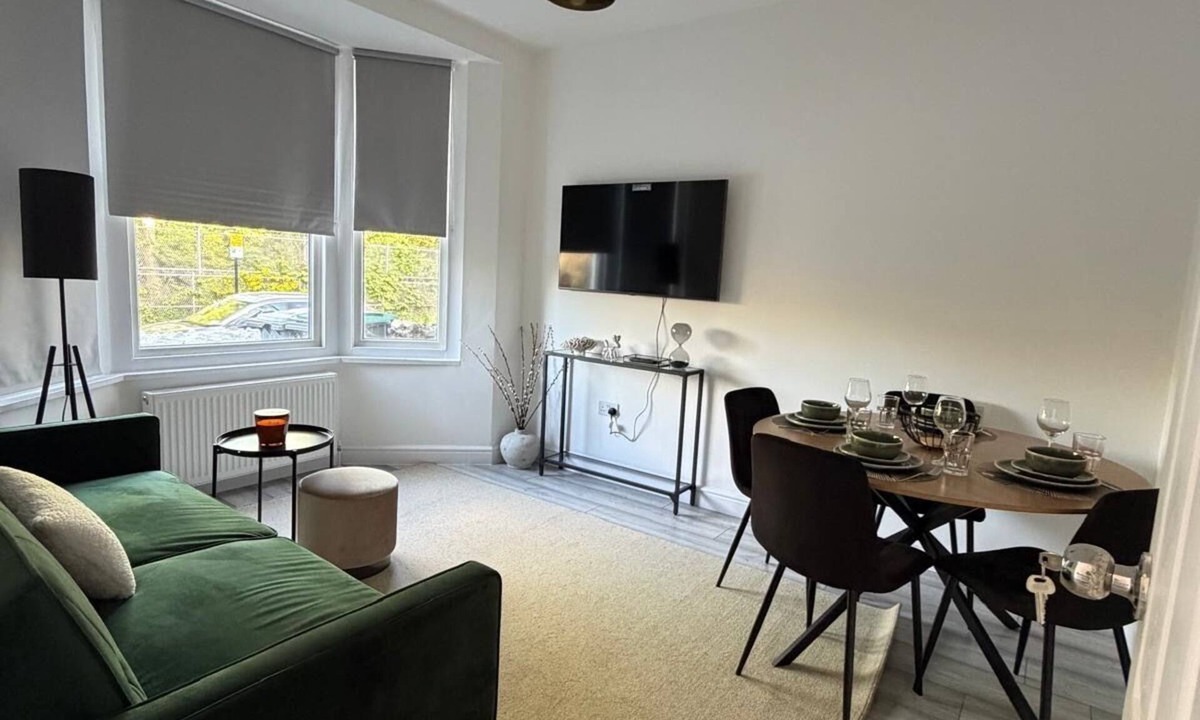 Northumberland Park House | Modern 4BR Home | Walk to Station | Sleeps 9 Minute from Tottenham Stadium