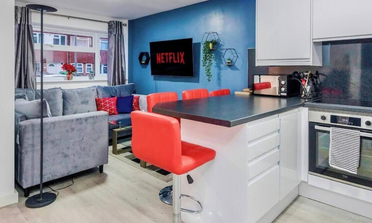 Tea Green House | Modern 5 bed Townhouse Near Luton Airport | WiFi & Parking