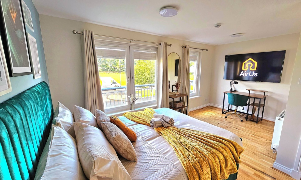 East End House | Modern 5 Bed Townhouse with Free Parking