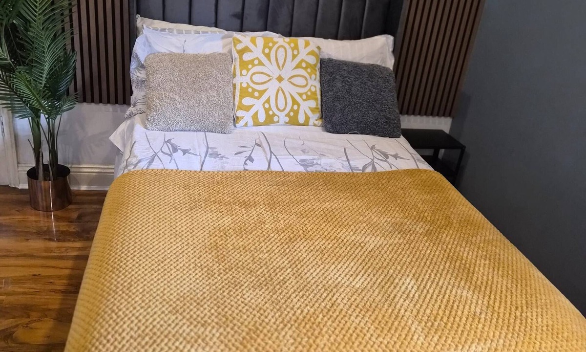 Grove Green Apartment | Modern apartment 2 minute walk from tube station London,near Stratford