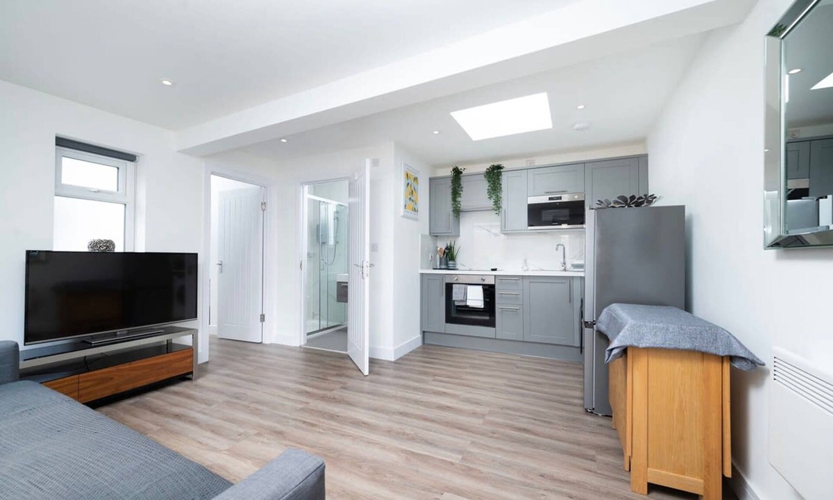 Southbury Apartment | Modern Apartment in Enfield with Comfort