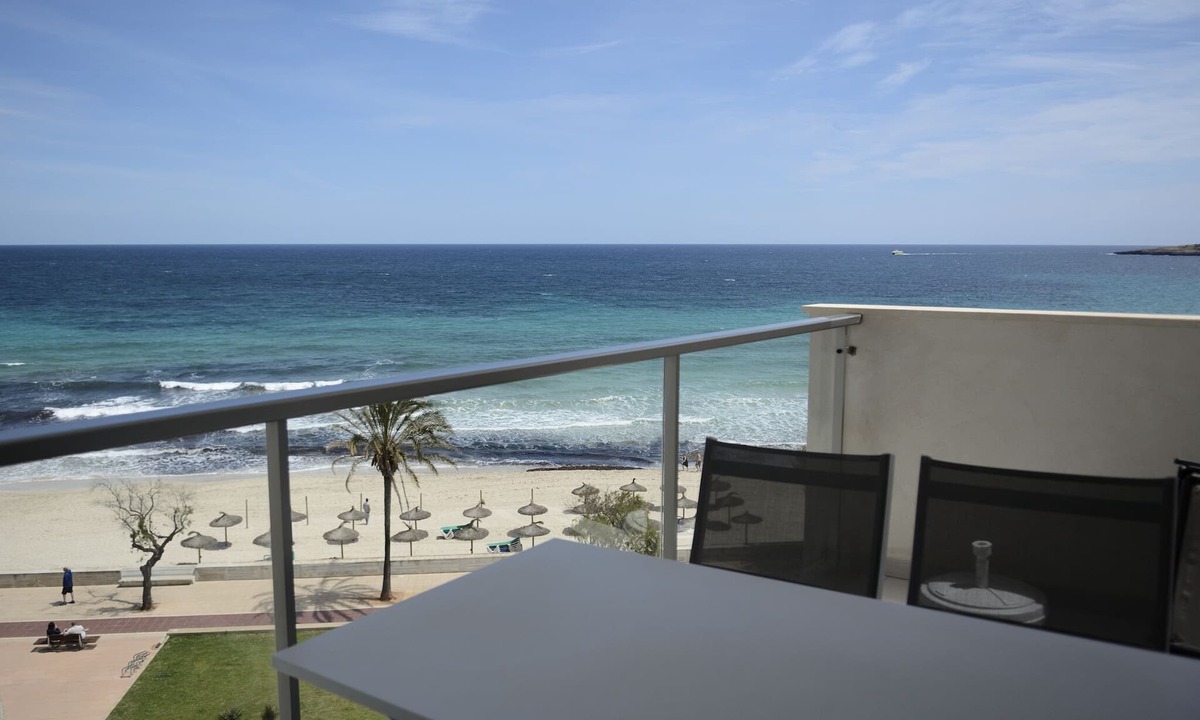 Sant Llorenc des Cardassar Apartment | Modern beachfront apartment