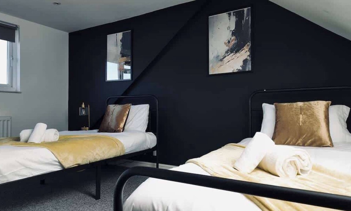 North Weald House | Modern Comfort |4BR Home for 10|