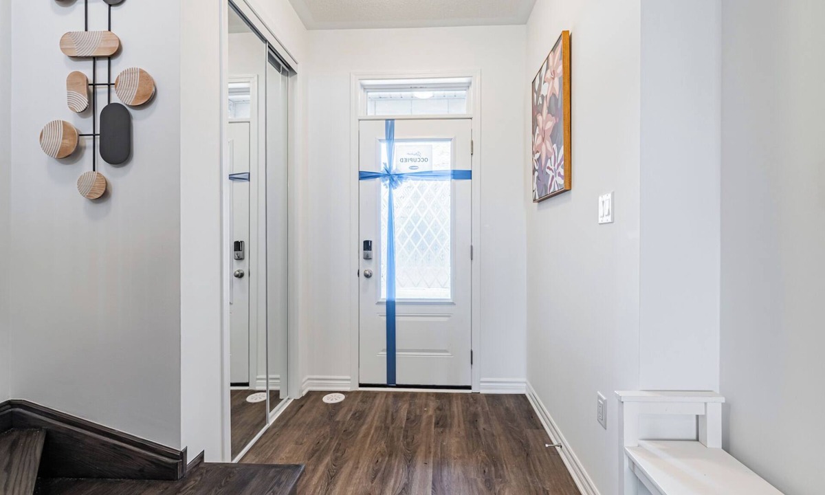 Brampton House | Modern Comfort Escape-Steps from Go Station