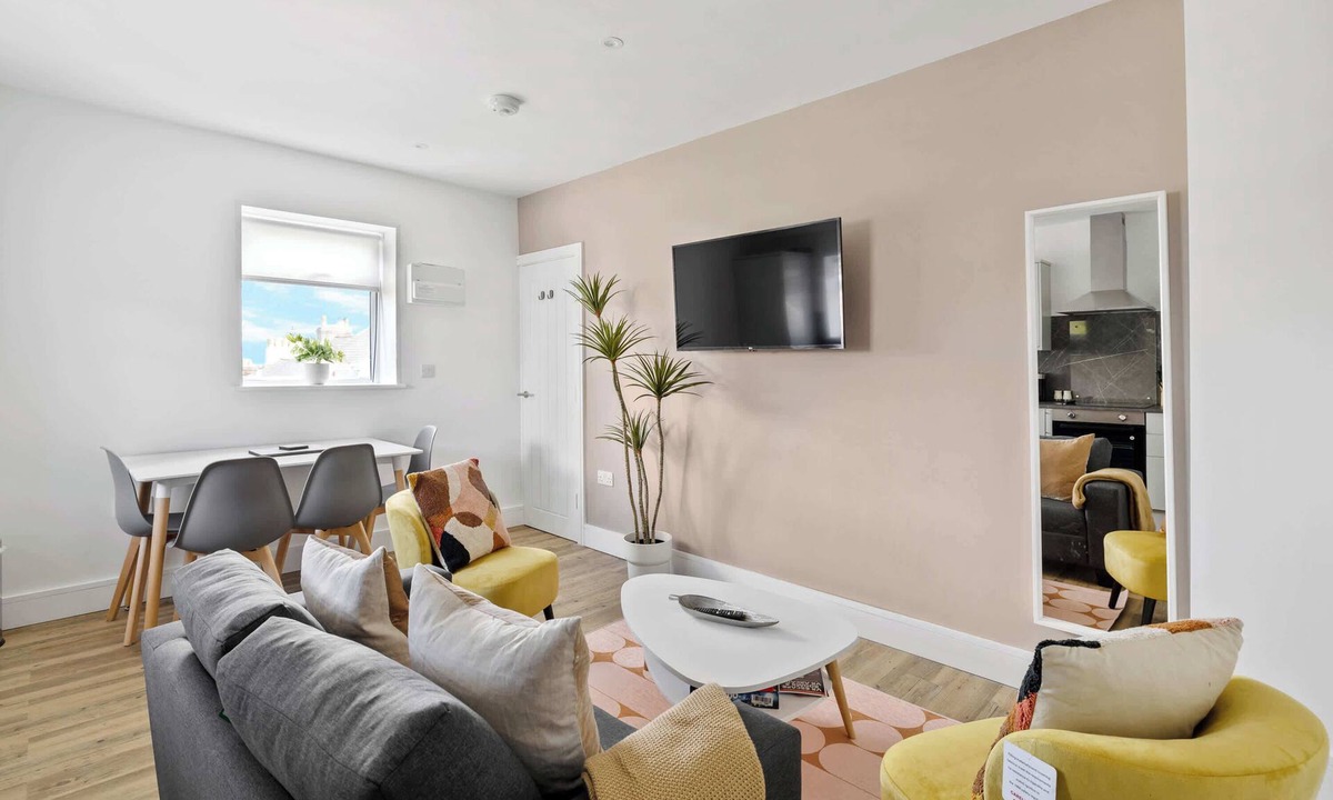 Saltash Apartment | Modern & Cosy 2 Bed Apartment in Saltash