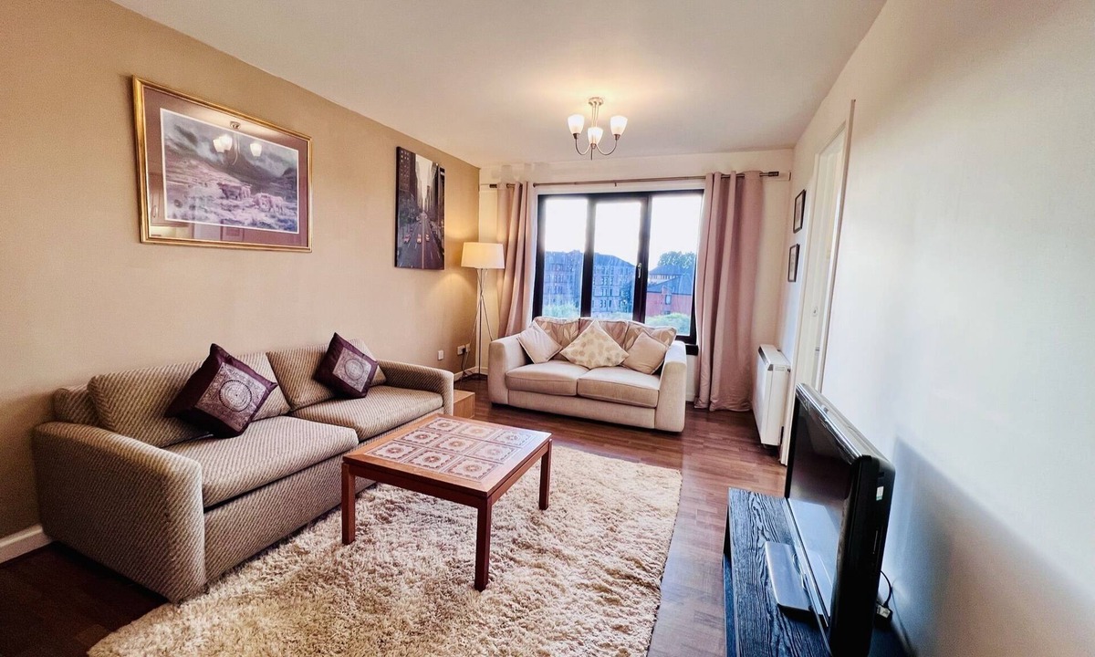Springburn Apartment | Modern & Cosy 2 bedroom Flat with Free Parking - 5 minutes from City Centre