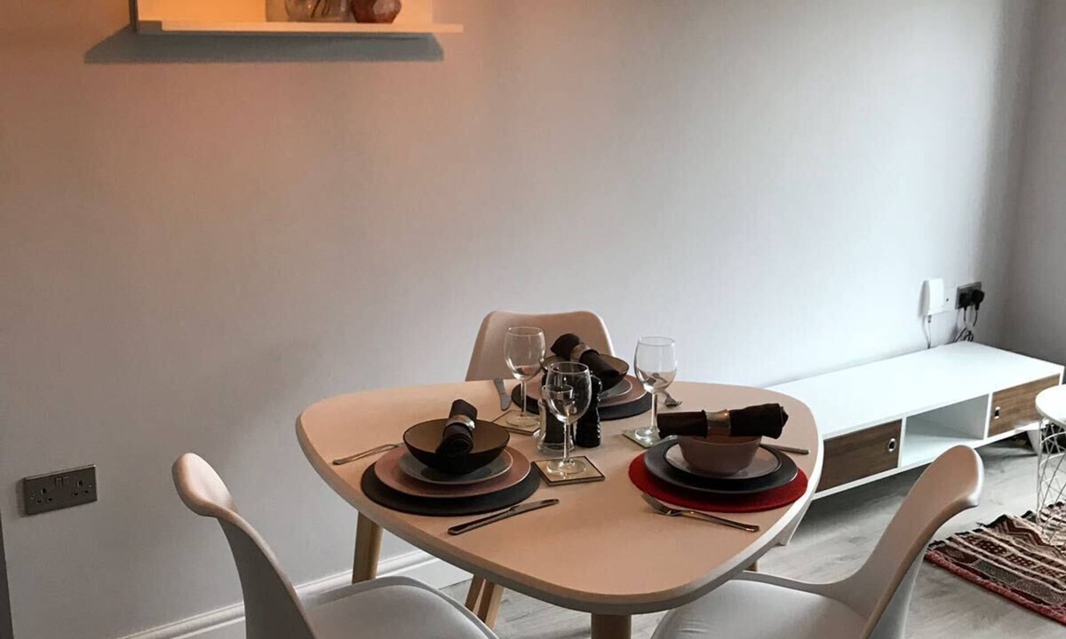 Hemel Hempstead Apartment | Modern Cosy Apartment Close to City Centre with a Generous Terrace and Garden