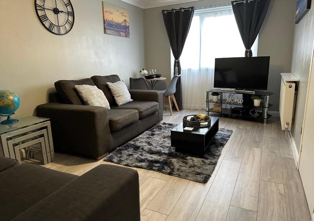 Chelmsford Apartment | Modern Cosy Warm Home With Free Parking