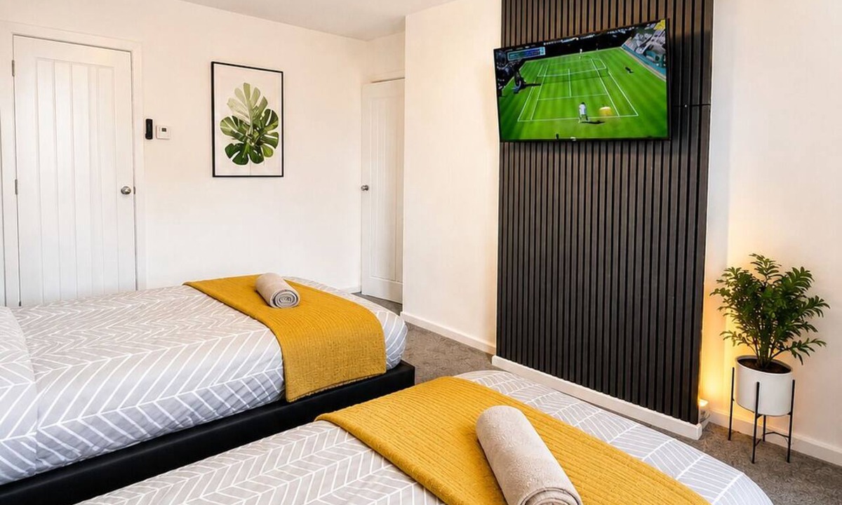 Cowdenbeath Apartment | Modern Entire Apartment- Self Checkin Free Parking