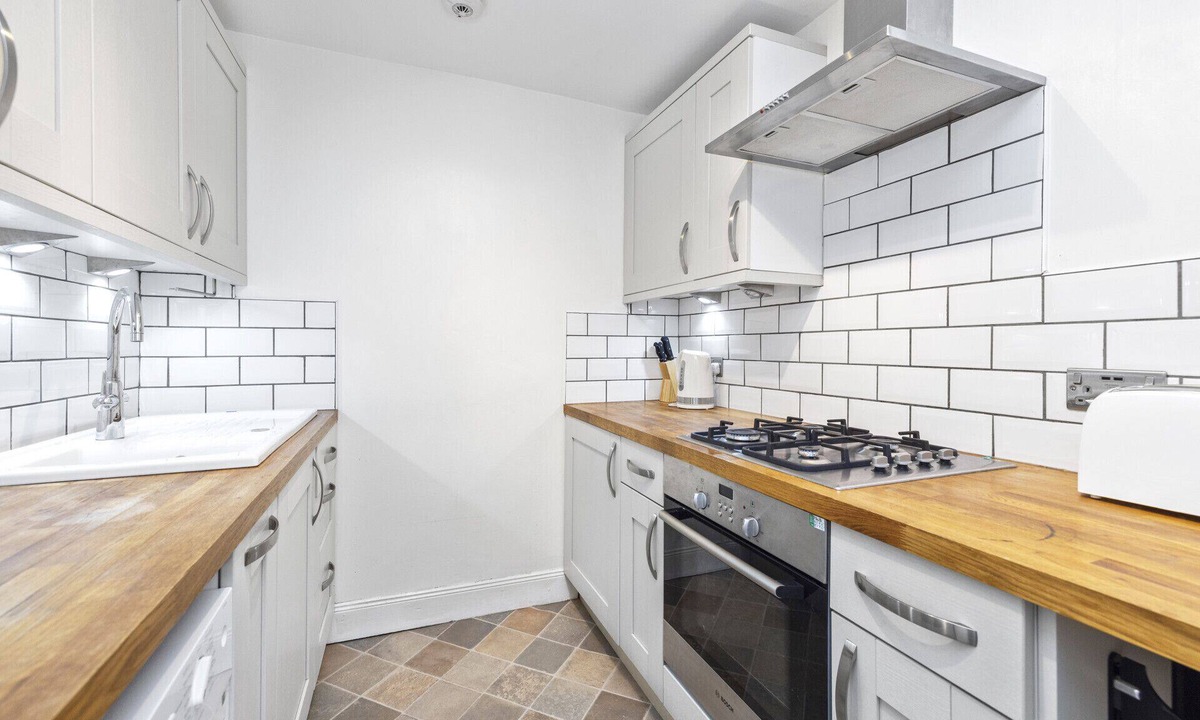 West End Apartment | Modern flat in City Centre (For up to 3 guests)