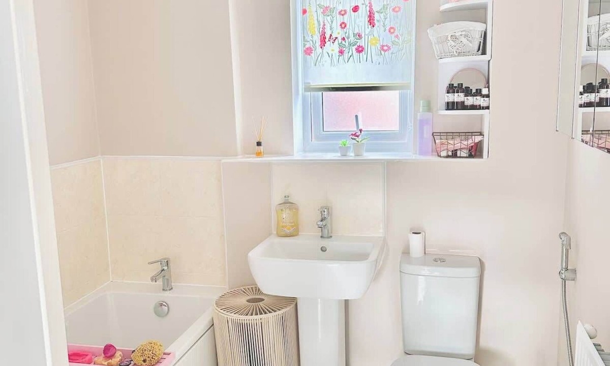 Dunstable Apartment | Modern Flat near Luton Airport | Free Parking