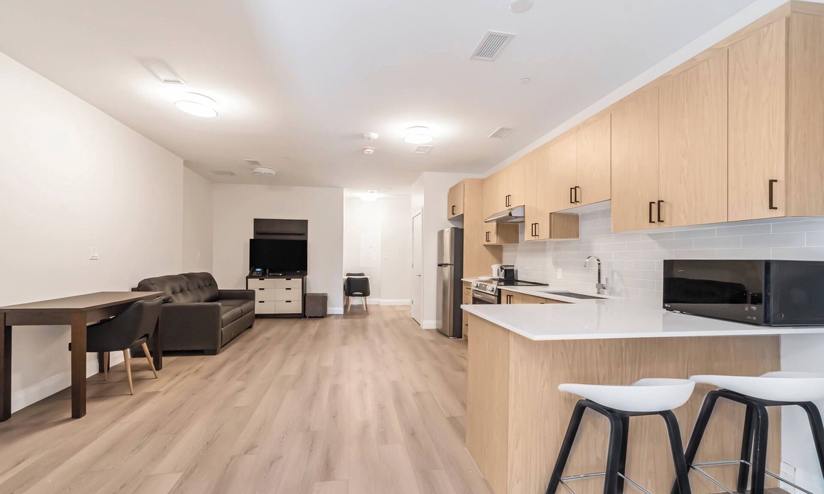 Dean Park Apartment | Modern Fully Furnished 3 Bedroom Apartment Unit 3
