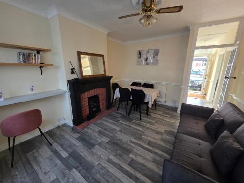 Harold Wood Apartment | Modern Ground Floor Flat w Parking Romford