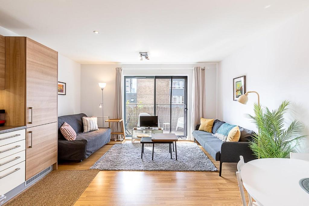 Mile End Apartment | Modern Mile End Flat with Balcony & Terrace