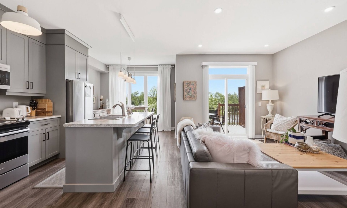 Niagara Falls House | Modern Niagara Retreat 3BR Home Near Falls & Brock