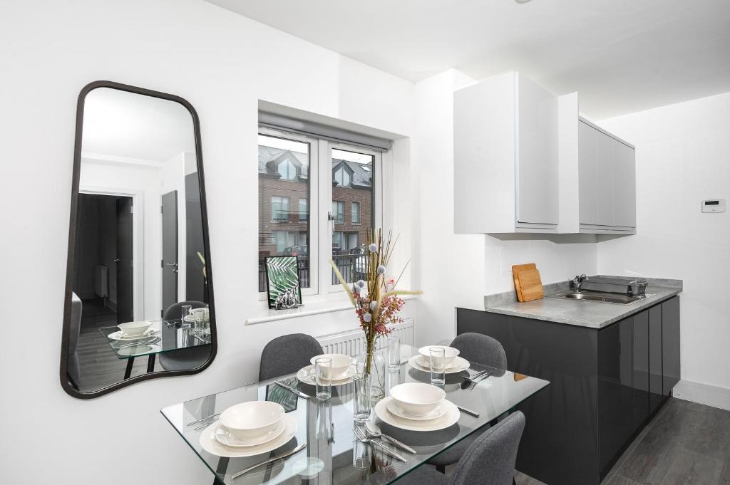 Enfield Apartment | Modern Spacious 1Bed with Allocated Parking, Fast Wi-Fi, Private Garden, and Fast Access to Train and Bus Stations