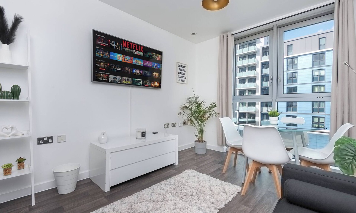 Stratford and New Town Apartment | Modern Stratford Flat Close to London Stadium - Paid parking avaliable