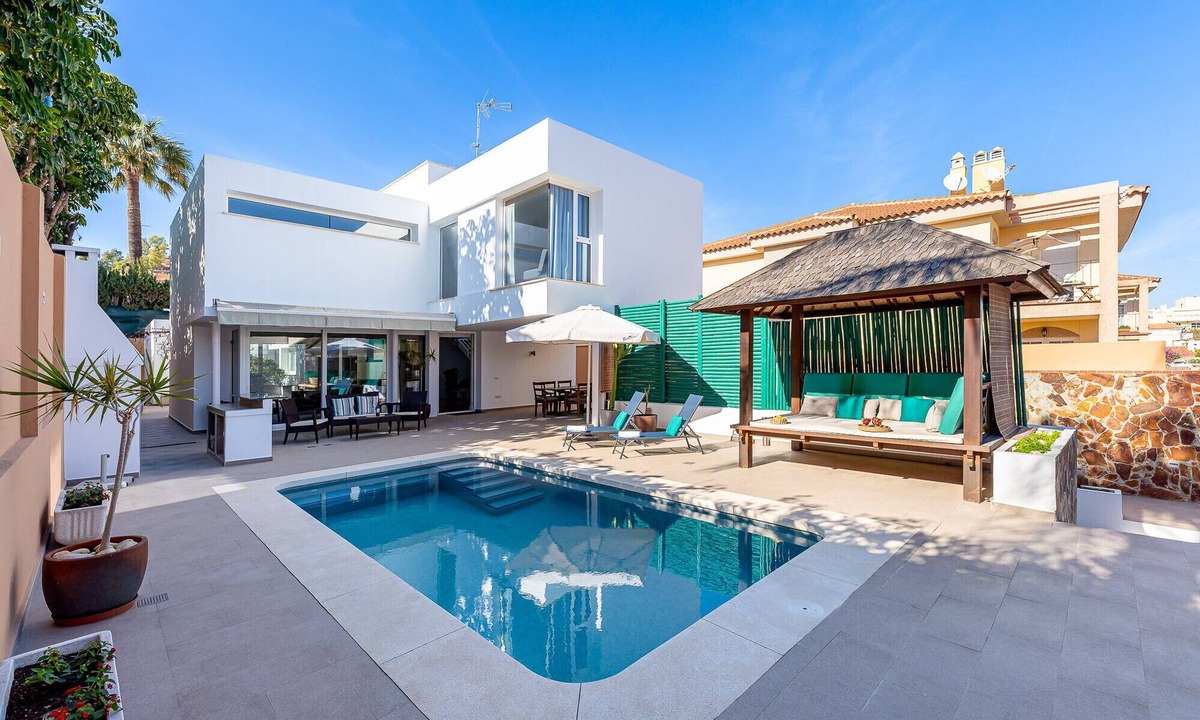 Torremolinos Villa | Modern villa in Playamar for 10