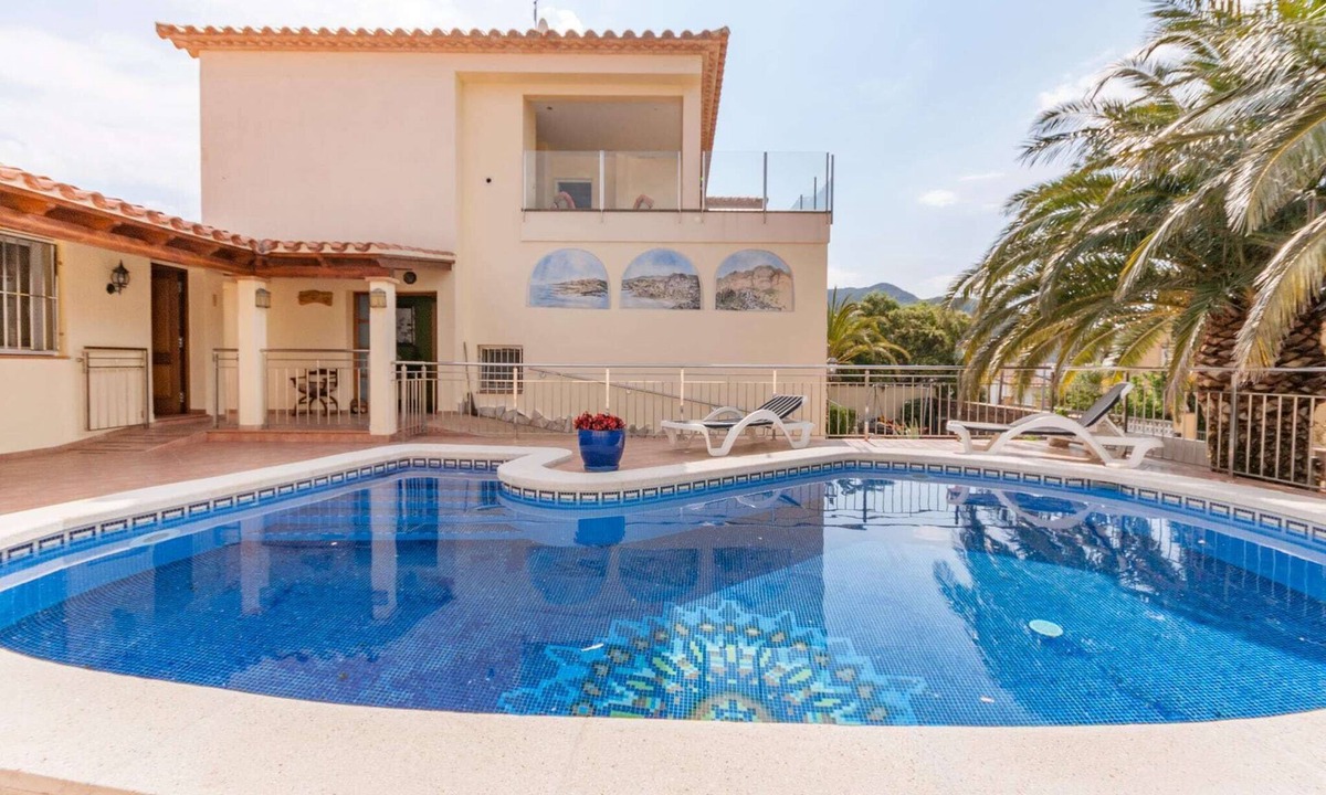 El Mas Fumats Villa | Modern Villa with Garden