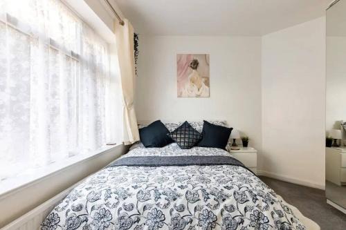 Redbridge Apartment | MOYDOM Cosy Apt sleeps 4 with self breakfast & carpark
