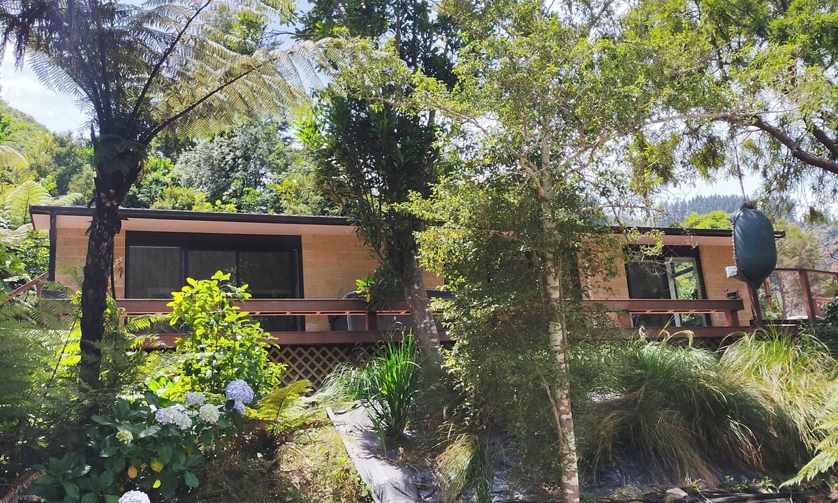 Nelson Region Cabin | Nature based cabins 10mins from Nelson Group friendly 4 cabins & 2 bedroom house