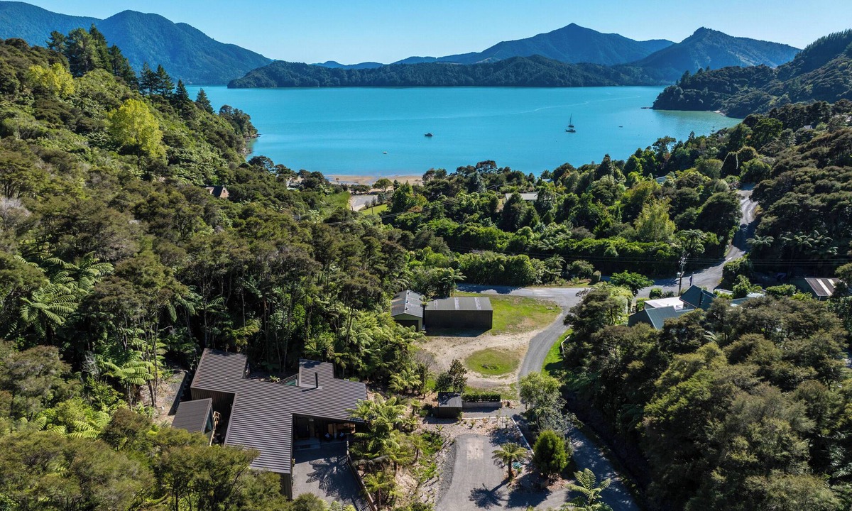 Moetapu Bay House | Nature's Luxe - Moetapu Bay Holiday Home