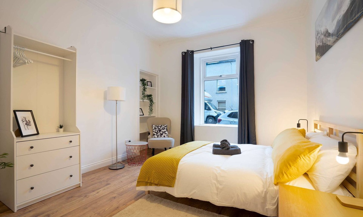Kirkcaldy Apartment | Near Beach 2BR Ground Floor Flat-Free Parking