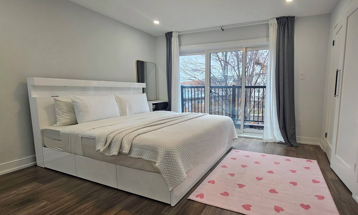 Old East York House | New and cozy modern house near transit, parks, restaurants, shops, quiet street!