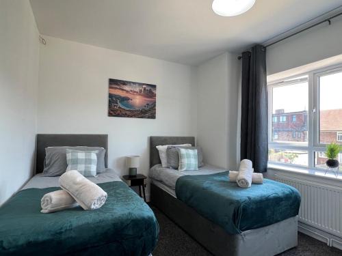 Waltham Cross House | New Build-Free Parking-EV charging-3 Bedrooms-3 showers