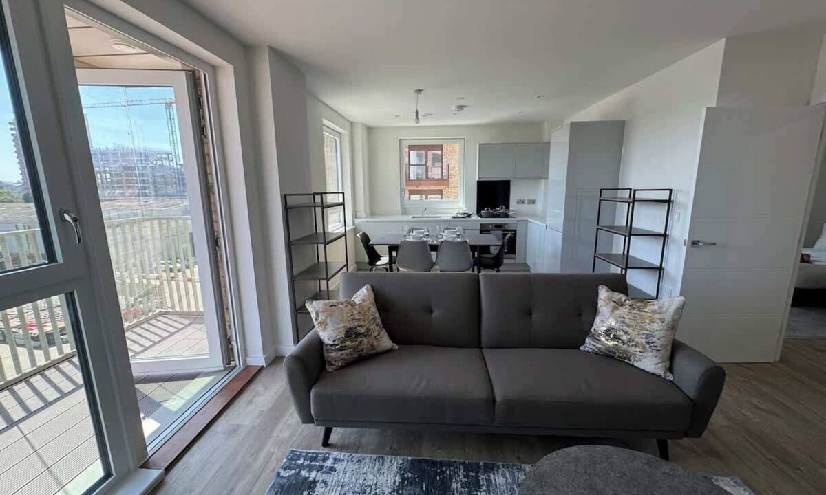 Royal Docks Apartment | New Stylish 2 Bedrooms, 2 Bathroom, Balcony Flat