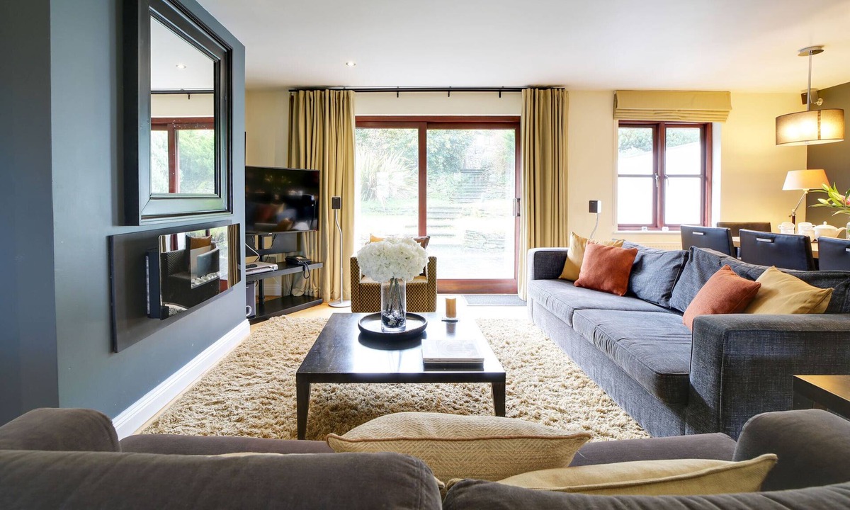 St Wenn Cottage | New with special offers-Sunflower Cottage, sleeps 6 + dogs + use of facilities n