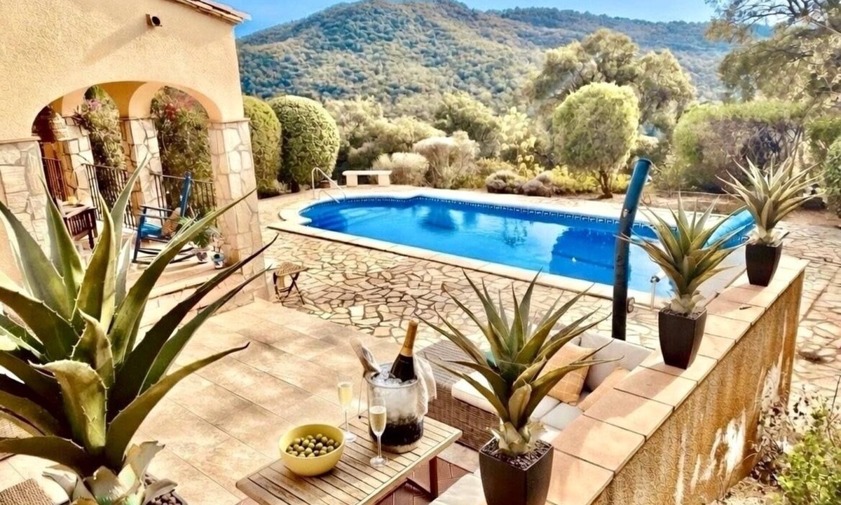 Calonge Villa | NEW: Wonderful, spacious holidayvilla with lots of privacy and panoramic views.