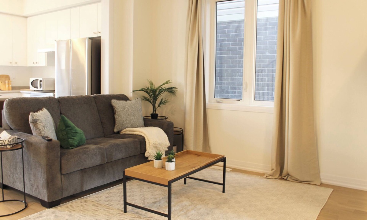 Thorold House | Newly Built 3-bedroom house with WiFi, Parking and AC 15 mins to the Falls