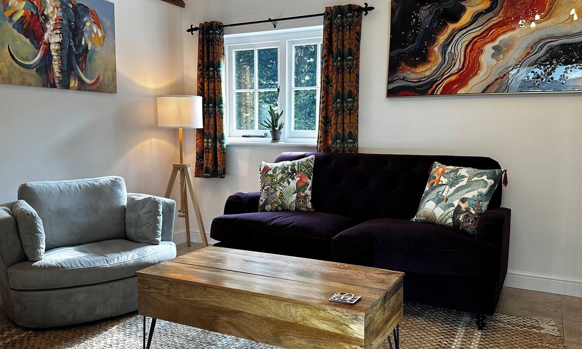 Willesborough Cottage | Newly refurbished Coach House. Close to transport hubs.