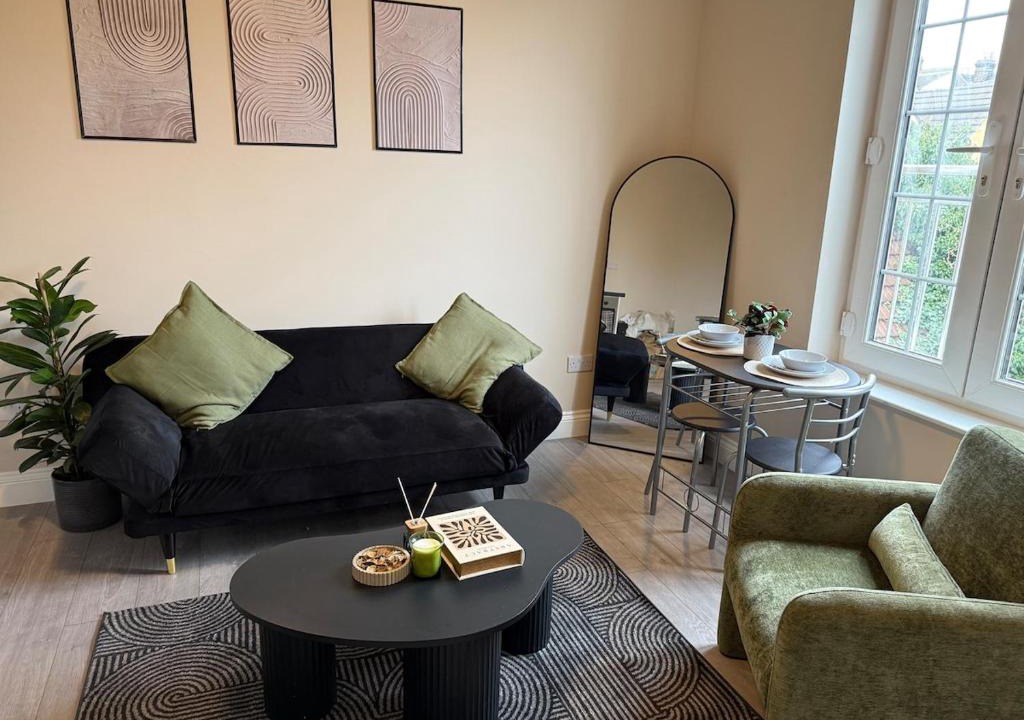 Seven Kings Apartment | Newly Renovated Flat - Fast Links to Central London