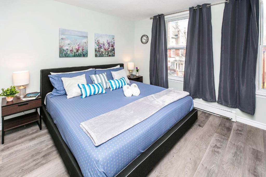Lowertown Apartment | Newly Renovated - Modern 1BR with King Bed - Byward Market!