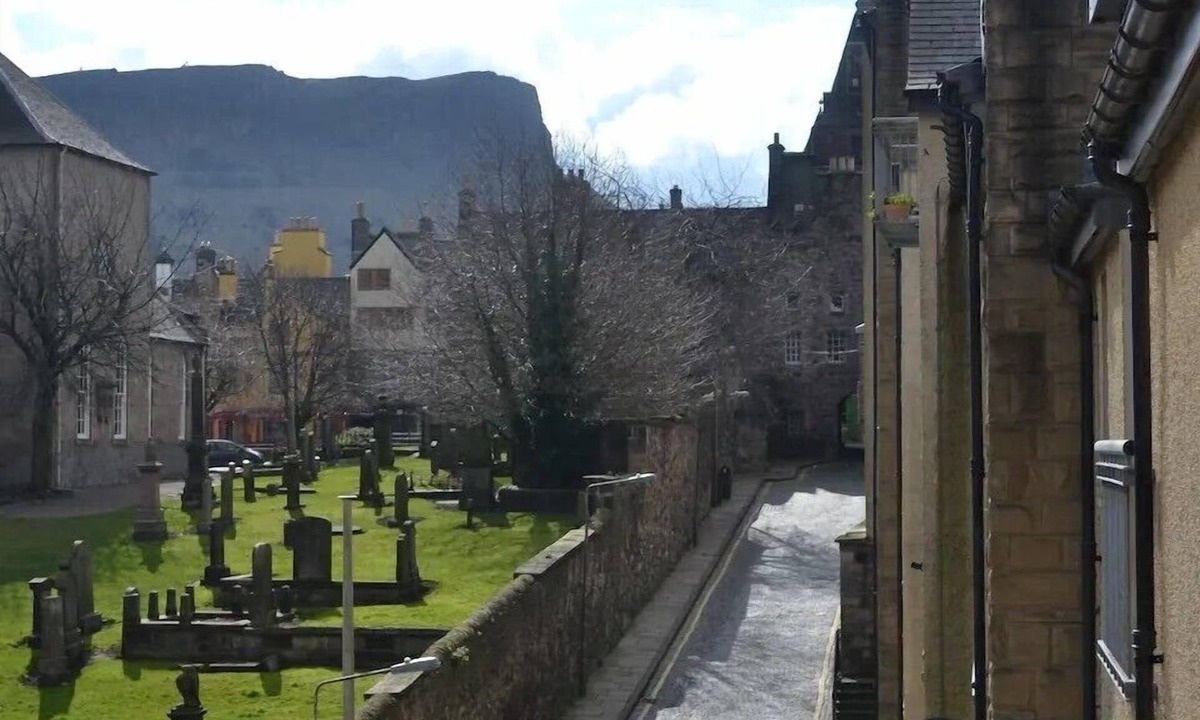 Old Town Apartment | Next to the Palace and Royal Mile with parking