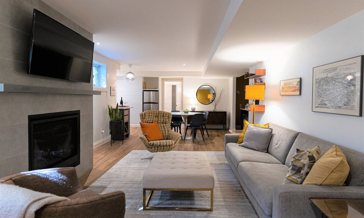 St. Catharines House | Niagara Getaway for up to 4 with Breakfast!