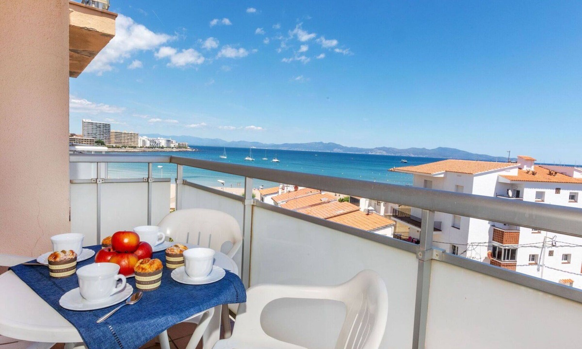 L'Escala Apartment | Nice apartment for 4 guests with A/C, WIFI, TV and balcony