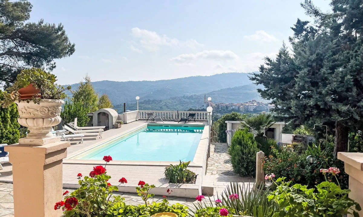 Civezza Apartment | Nice apartment for 4 people with pool, WIFI, TV, patio and panoramic view