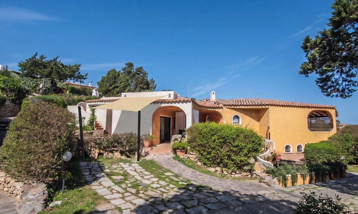 Punta Sardegna Apartment | Nice apartment for 5 guests with WIFI, A/C, TV, patio and pets allowed