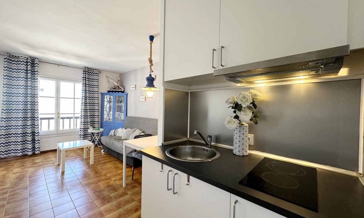L'Escala Apartment | Nice apartment with communal pool in the port area